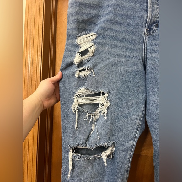 Hollister Curvy Ultra High Rise Vintage Straight Distressed Jeans Size 34 / 19S - Picture 3 of 15